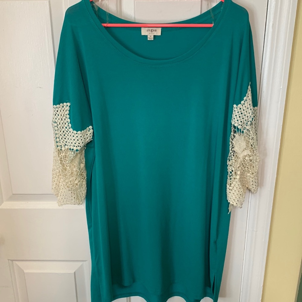 Um gee medium tunic top with lace sleeves